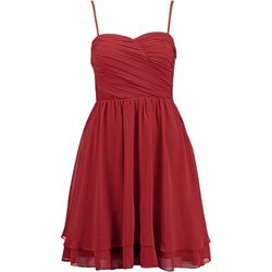 czerwona-sukienka-na-wesele-wyszczuplajaca
