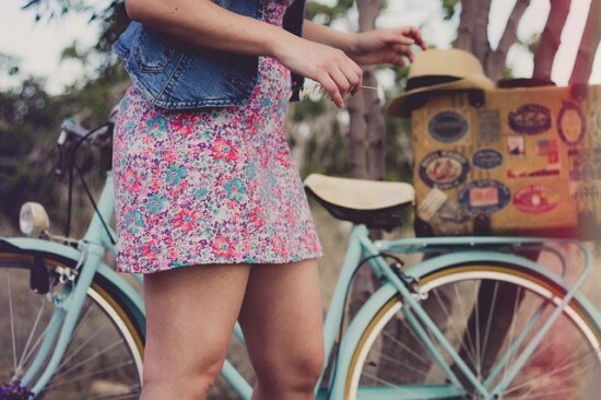 dziewczyna w letniej sukience na rowerze
