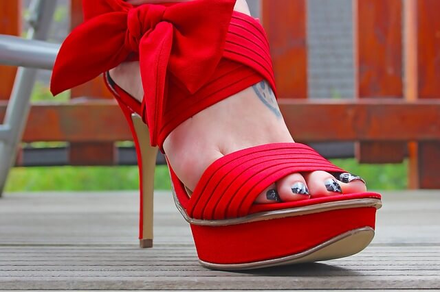noga w czerwonych butach na wysokim obcasie