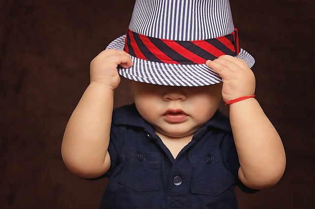 Mały chłopczyk w pasiastym kapeluszu