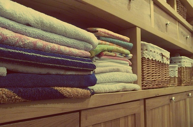 Ręczniki poukładane na półkach