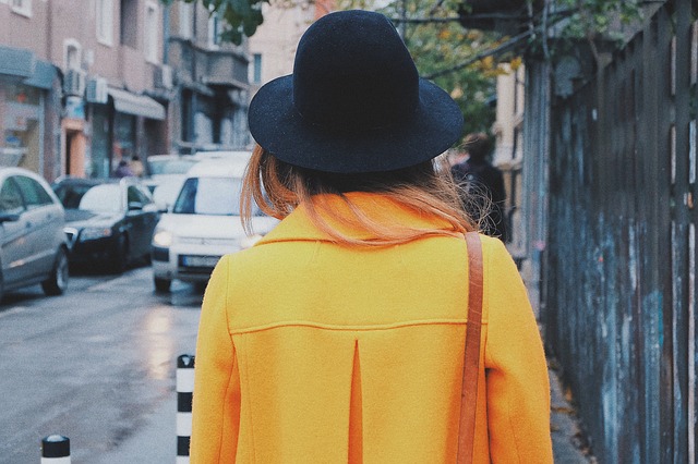 Kobieta w modnym żółtym płaszczu